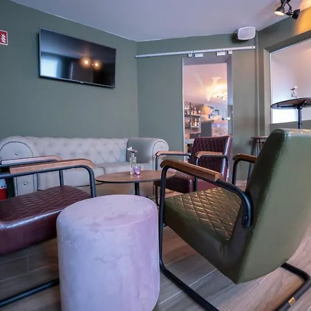 Village Bistro & Bar Hotel *