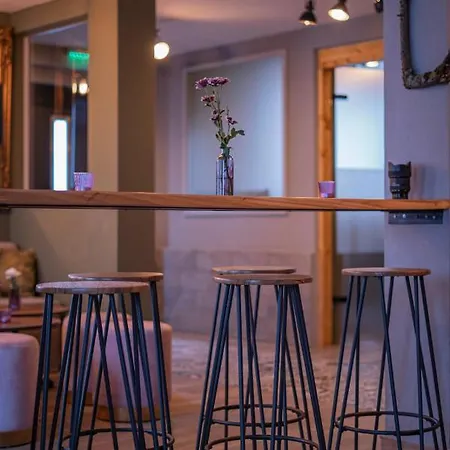 Village Bistro & Bar Hotel *